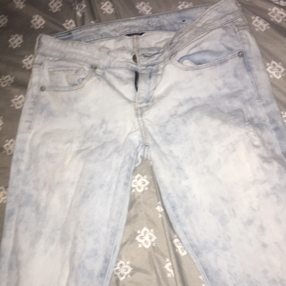 Light blue jeans with holes.